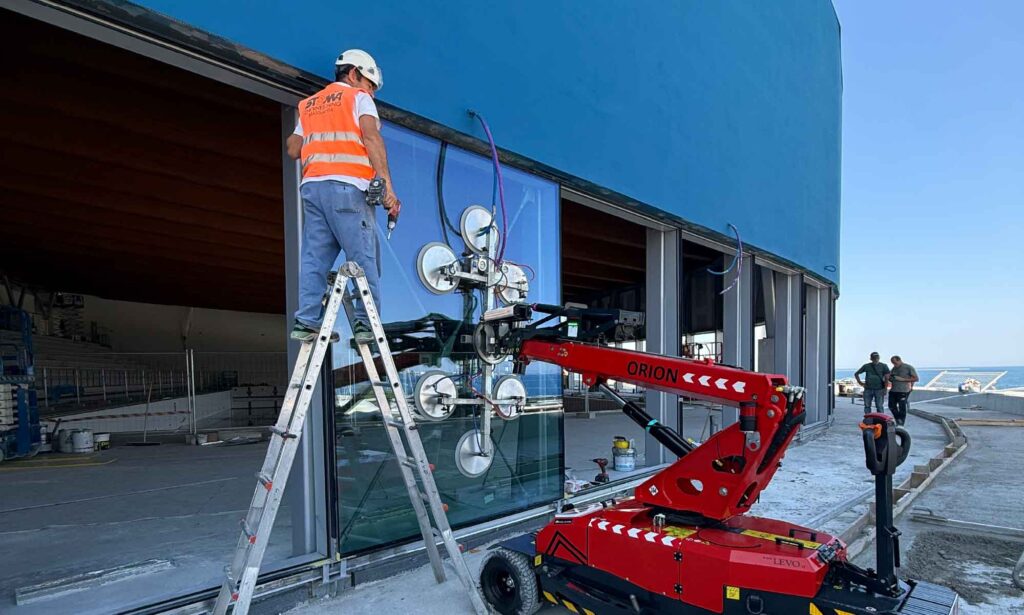 Noleggio o acquisto: quale conviene per il sollevamento vetri in cantiere?